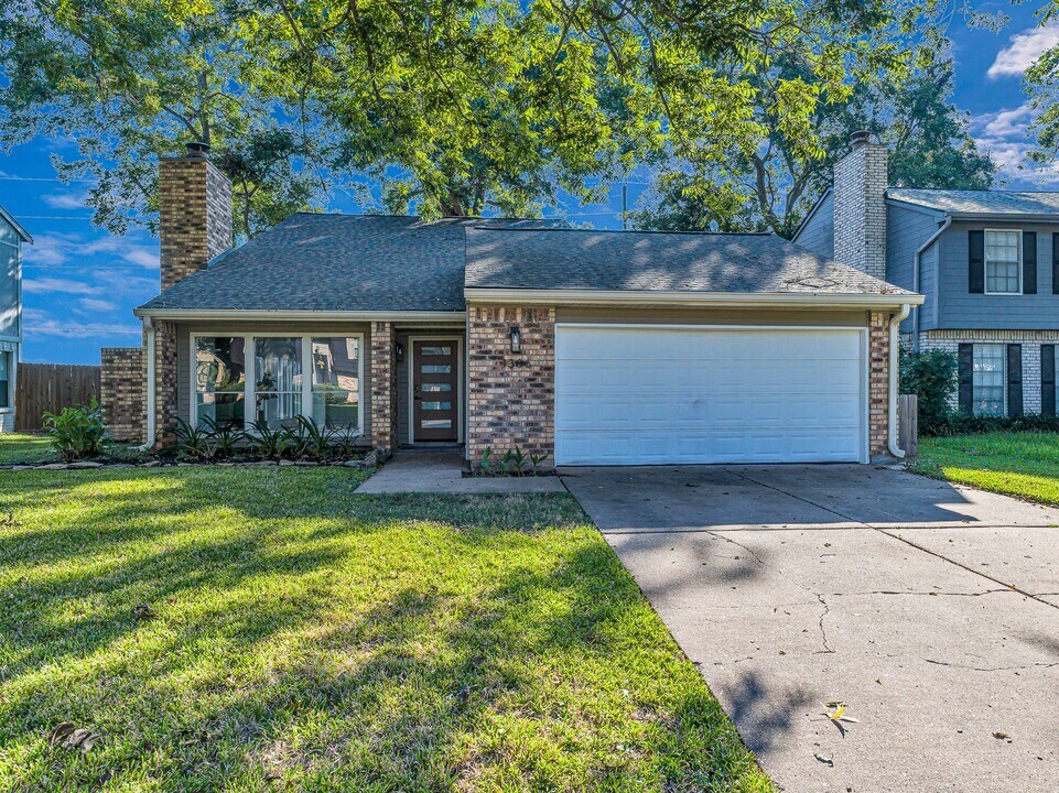 1306 Briarmead Dr in Richmond, TX - Building Photo