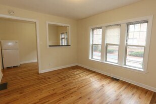 645 W Barry Ave, Unit J00P in Chicago, IL - Building Photo