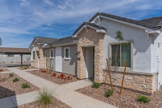 Village at Liberty Farms in Phoenix, AZ - Foto de edificio - Building Photo