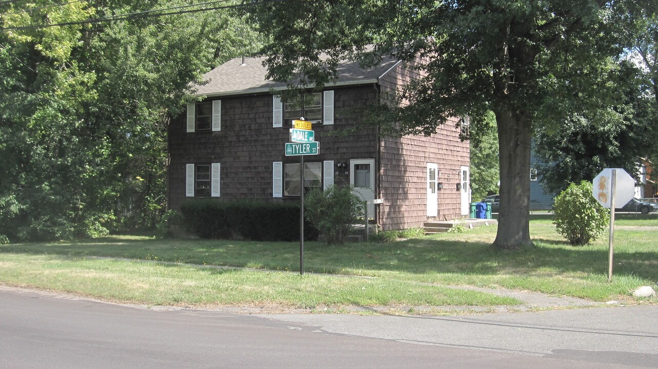 22 Tyler St in Bloomfield, CT - Foto de edificio