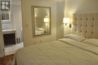 8 York St in Toronto, ON - Building Photo - Building Photo