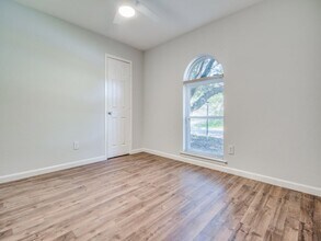 313 NE Cindy Ln in Burleson, TX - Building Photo - Building Photo