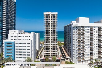Le Trianon Condominium in Miami Beach, FL - Foto de edificio - Building Photo