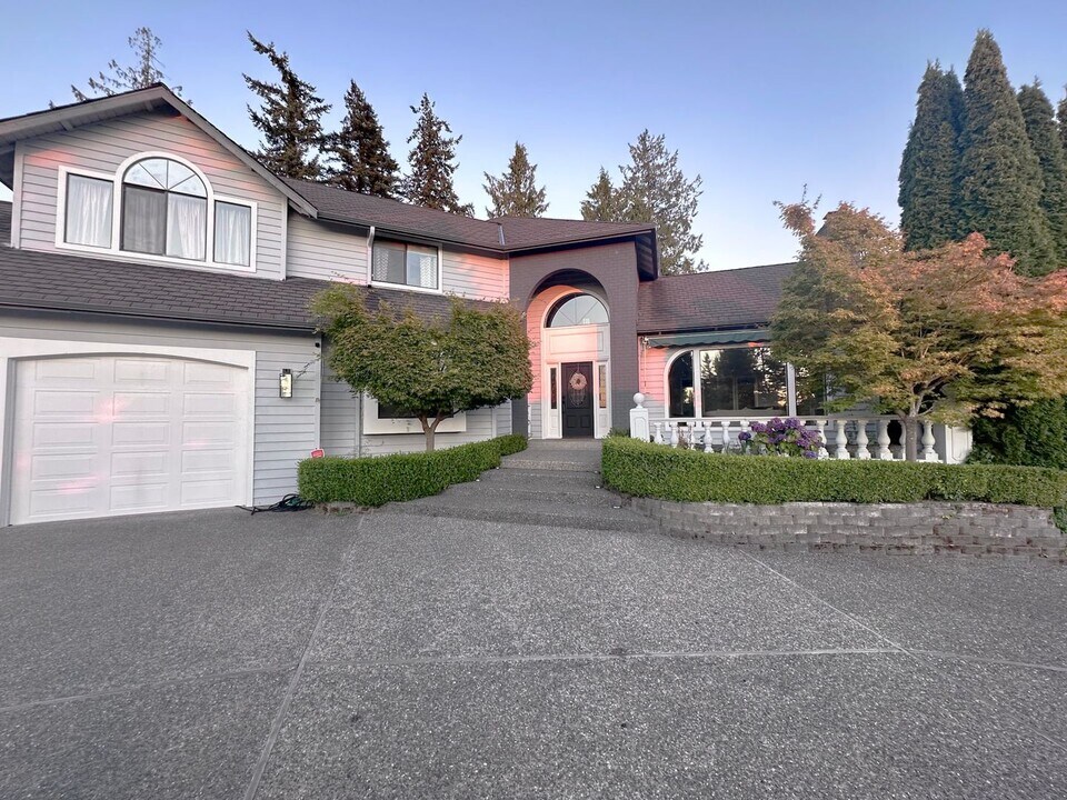 530 N Waugh Rd in Mount Vernon, WA - Foto de edificio