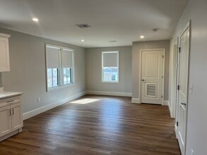 132 Court St in Plymouth, MA - Foto de edificio - Building Photo