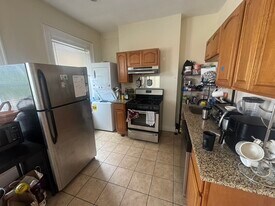 247 Roxbury St, Unit 4B in Boston, MA - Building Photo