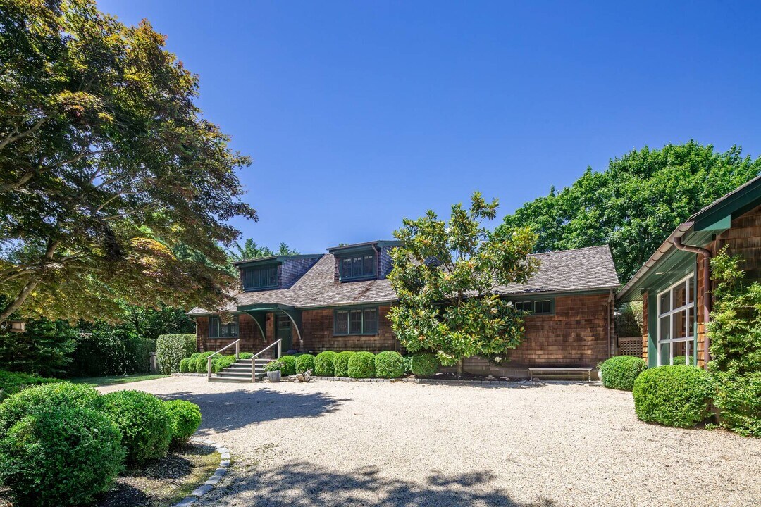 29 Harris Ln in Southampton, NY - Building Photo