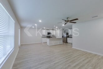 321 Monarch Ln in Pensacola, FL - Foto de edificio - Building Photo