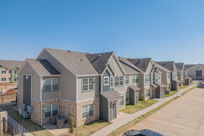 The Lofts at Valencia in Edmond, OK - Foto de edificio - Primary Photo