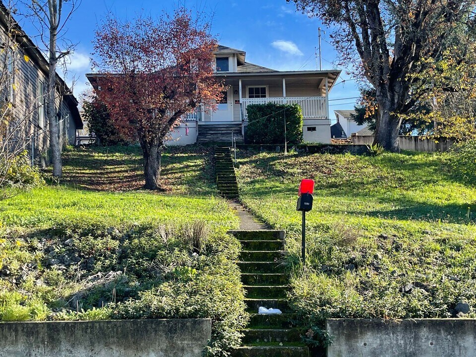 1247 SE Cobb St in Roseburg, OR - Building Photo