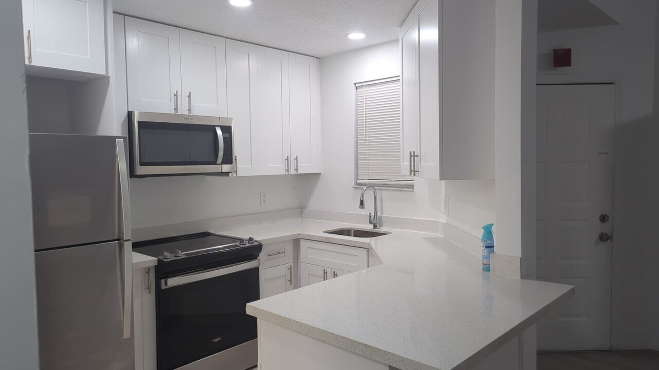 18344 NW 68th Ave, Unit K in Hialeah, FL - Building Photo