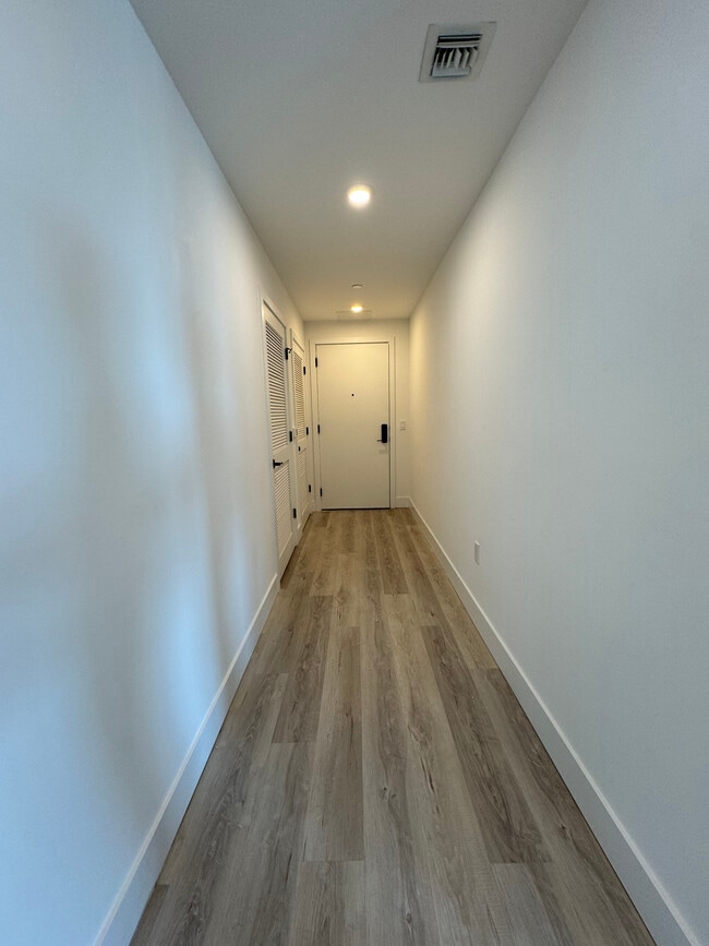 47 NW 30th St, Unit B3 in Miami, FL - Building Photo - Building Photo