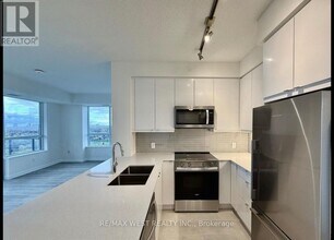 3260 Sheppard Ave E in Toronto, ON - Building Photo - Building Photo