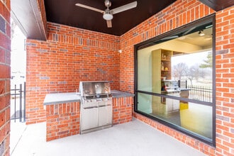 The Village Flats in Tulsa, OK - Foto de edificio - Building Photo