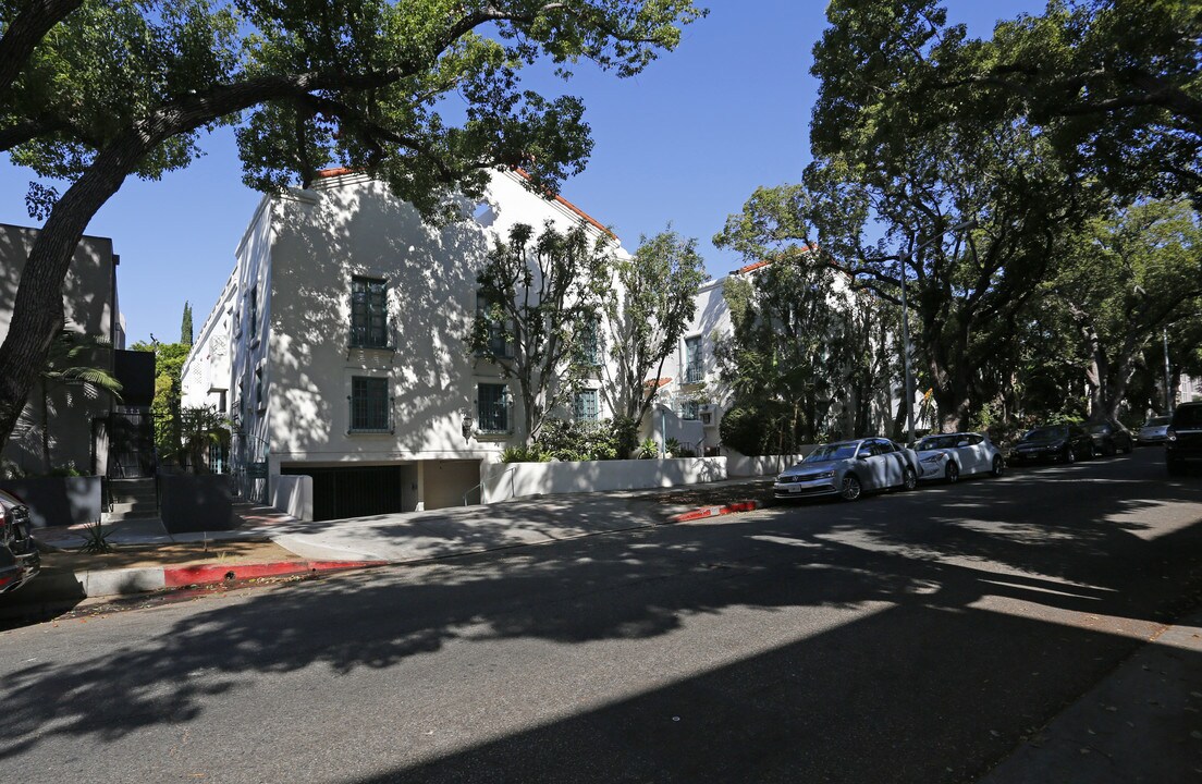 1123 N Flores St in West Hollywood, CA - Foto de edificio