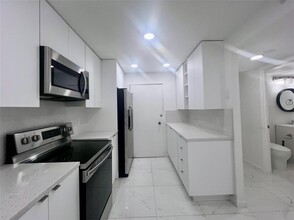 5555 Collins Ave, Unit 14C in Miami, FL - Building Photo - Building Photo