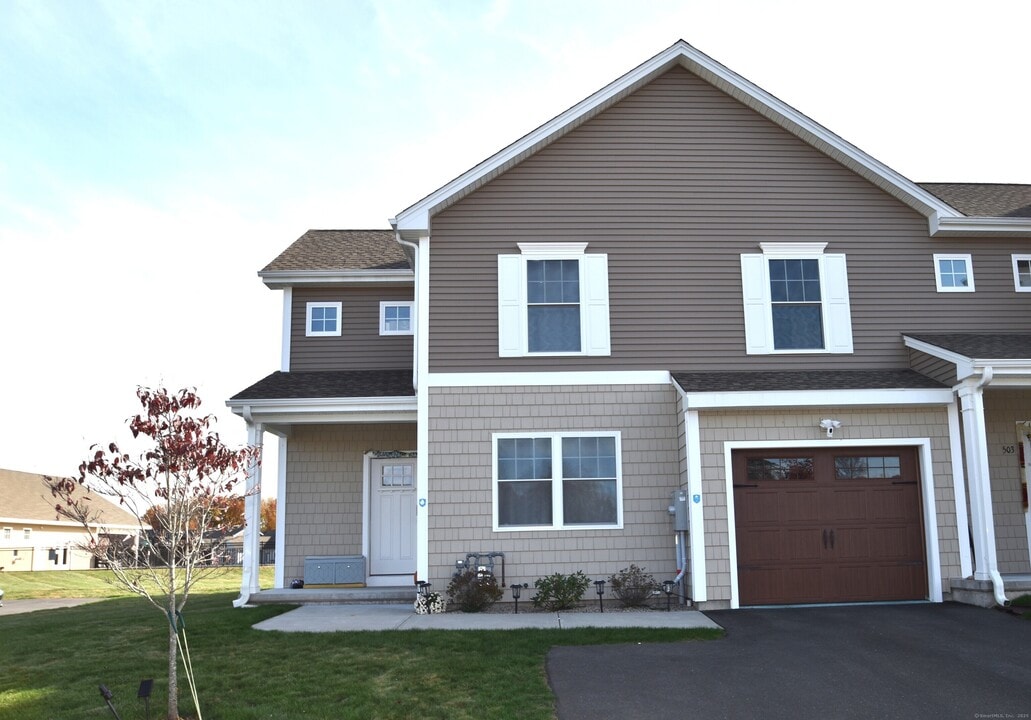 501 Old Village Cir in Windsor, CT - Building Photo