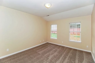 2038 Samantha Dr in Kannapolis, NC - Foto de edificio - Building Photo