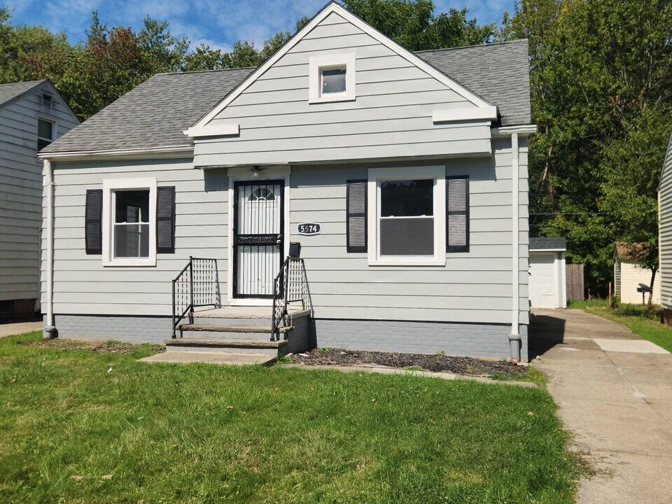 5574 Waterbury Ave in Maple Heights, OH - Building Photo
