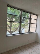 7031 Environ Blvd in Lauderhill, FL - Foto de edificio - Building Photo