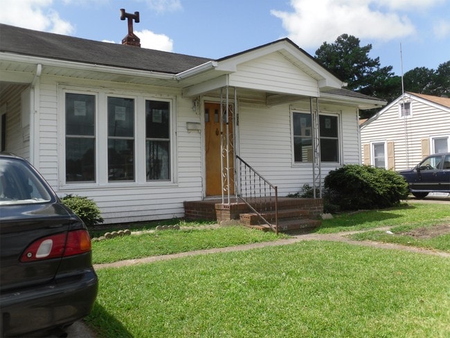 property at 903 W Elizabeth St