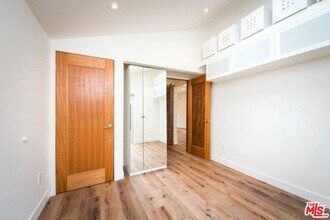 2341 3/4 Beach Ave in Los Angeles, CA - Foto de edificio - Building Photo