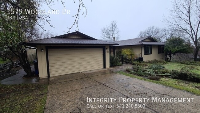 1579 Woodland Dr in Ashland, OR - Building Photo - Building Photo