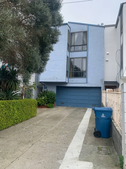 106 Byrne St in Daly City, CA - Building Photo