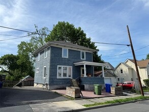 39 Crescent Pl in Middletown, NY - Building Photo - Building Photo