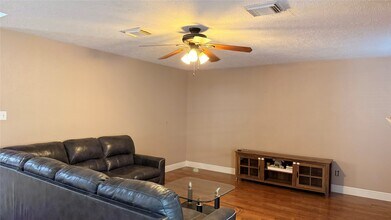 10310 Hedge Way Dr in Houston, TX - Building Photo - Building Photo