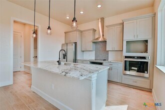 1406 Prospect Cir in Horseshoe Bay, TX - Foto de edificio - Building Photo