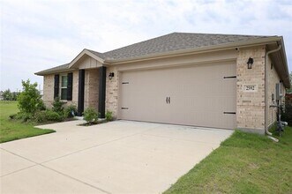 2592 Russell St in Crandall, TX - Foto de edificio - Building Photo