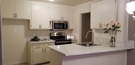 3208 Hurley Way in Sacramento, CA - Building Photo - Building Photo