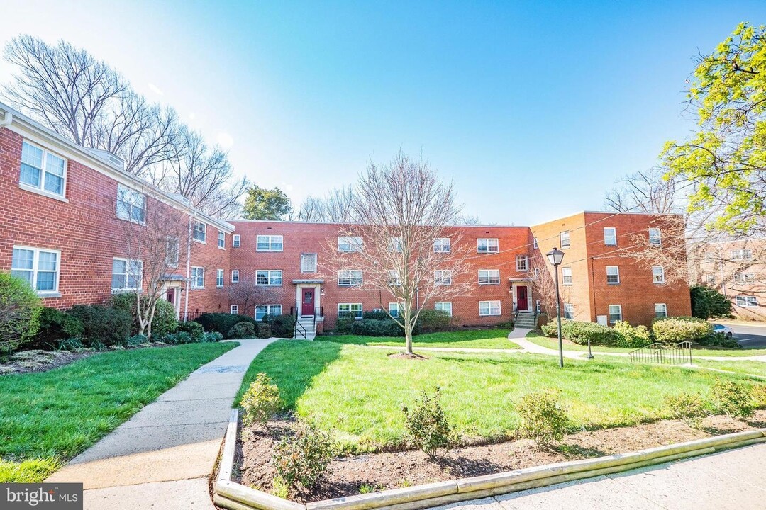 5214 8th Rd S, Unit 2 in Arlington, VA - Building Photo
