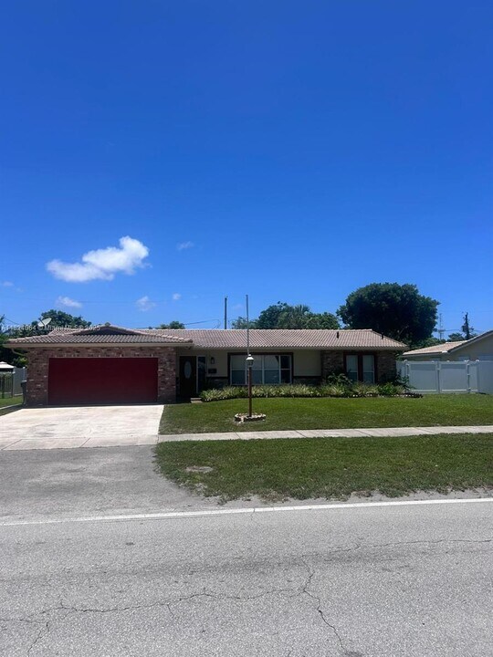 225 NW 15th St in Pompano Beach, FL - Building Photo