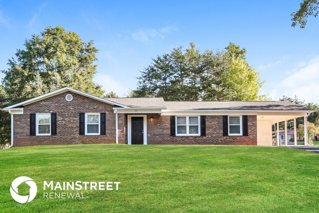 310 Rolling Hills Ln in Mocksville, NC - Building Photo