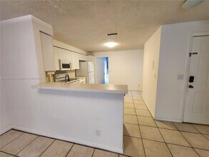 1050 Sorrento Dr in Weston, FL - Building Photo - Building Photo