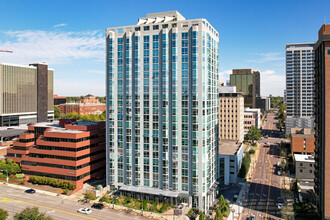 Clayton On The Park in Clayton, MO - Foto de edificio - Building Photo