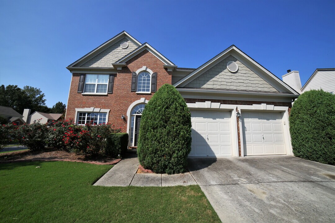 8305 Grenadier Trl in Suwanee, GA - Building Photo