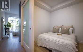 2590 Lonsdale Ave in North Vancouver, BC - Building Photo - Building Photo