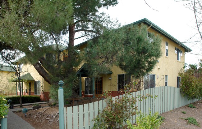 Hendley Circle Apartments in Santa Rosa, CA - Building Photo - Building Photo