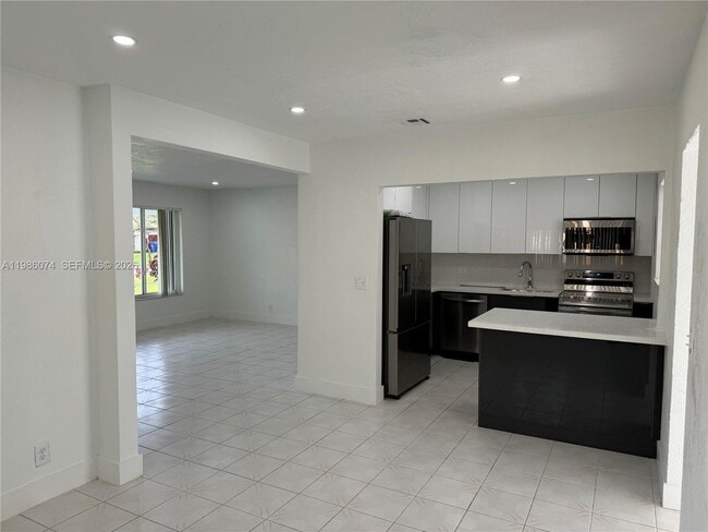 2400 N 57th Way in Hollywood, FL - Building Photo - Building Photo