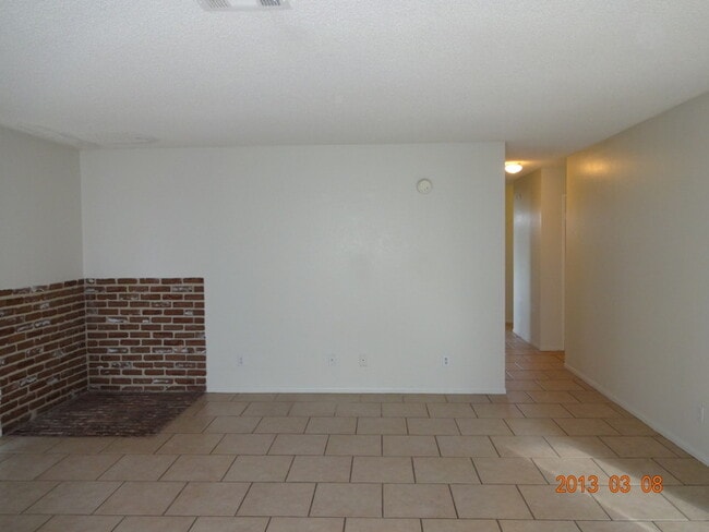 1045 W Newgrove St in Lancaster, CA - Building Photo - Building Photo