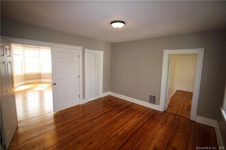 151 Quaker Ln S in West Hartford, CT - Building Photo - Building Photo