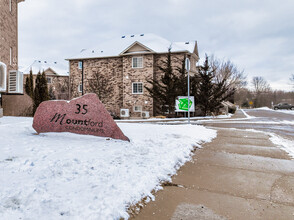 35 Mountford Dr in Guelph, ON - Building Photo - Building Photo