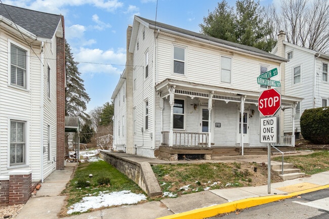 324 Armstrong St, Unit A in Halifax, PA - Foto de edificio - Building Photo