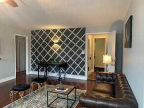 300 W Peachtree St NW in Atlanta, GA - Foto de edificio - Building Photo