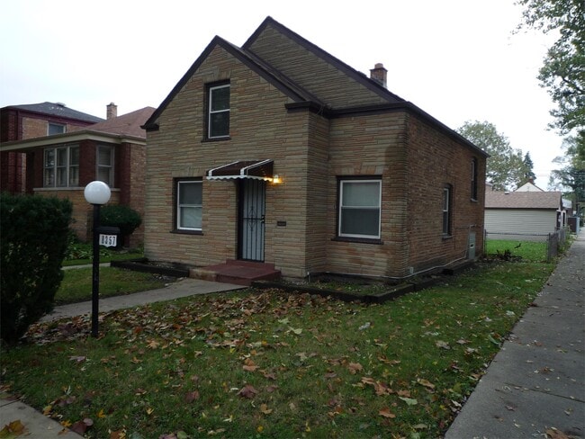 property at 8357 S Hoyne Ave