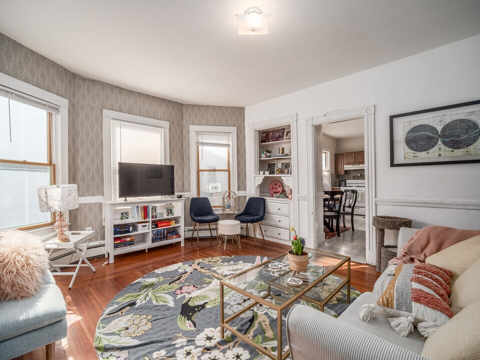 318 Beacon St, Unit 1 in Somerville, MA - Building Photo