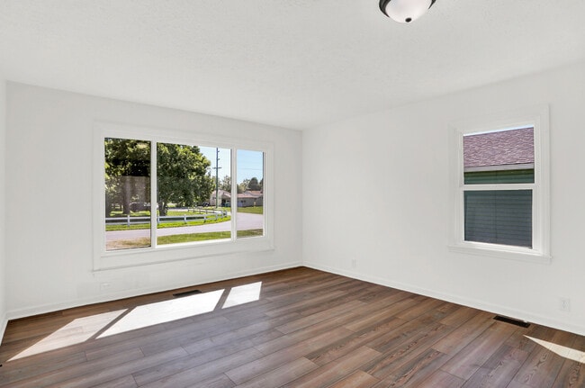 property at 898 Glendale Dr